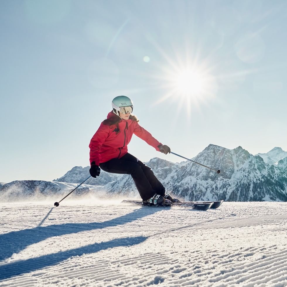 Sciatrice sulla neve in montagna durante Ladies Week al Golm.