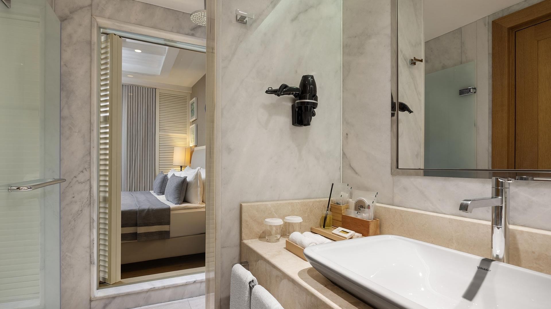 Ванная комната семейного люкса Swim-up в Titanic Luxury Collection Bodrum с зеркалом.