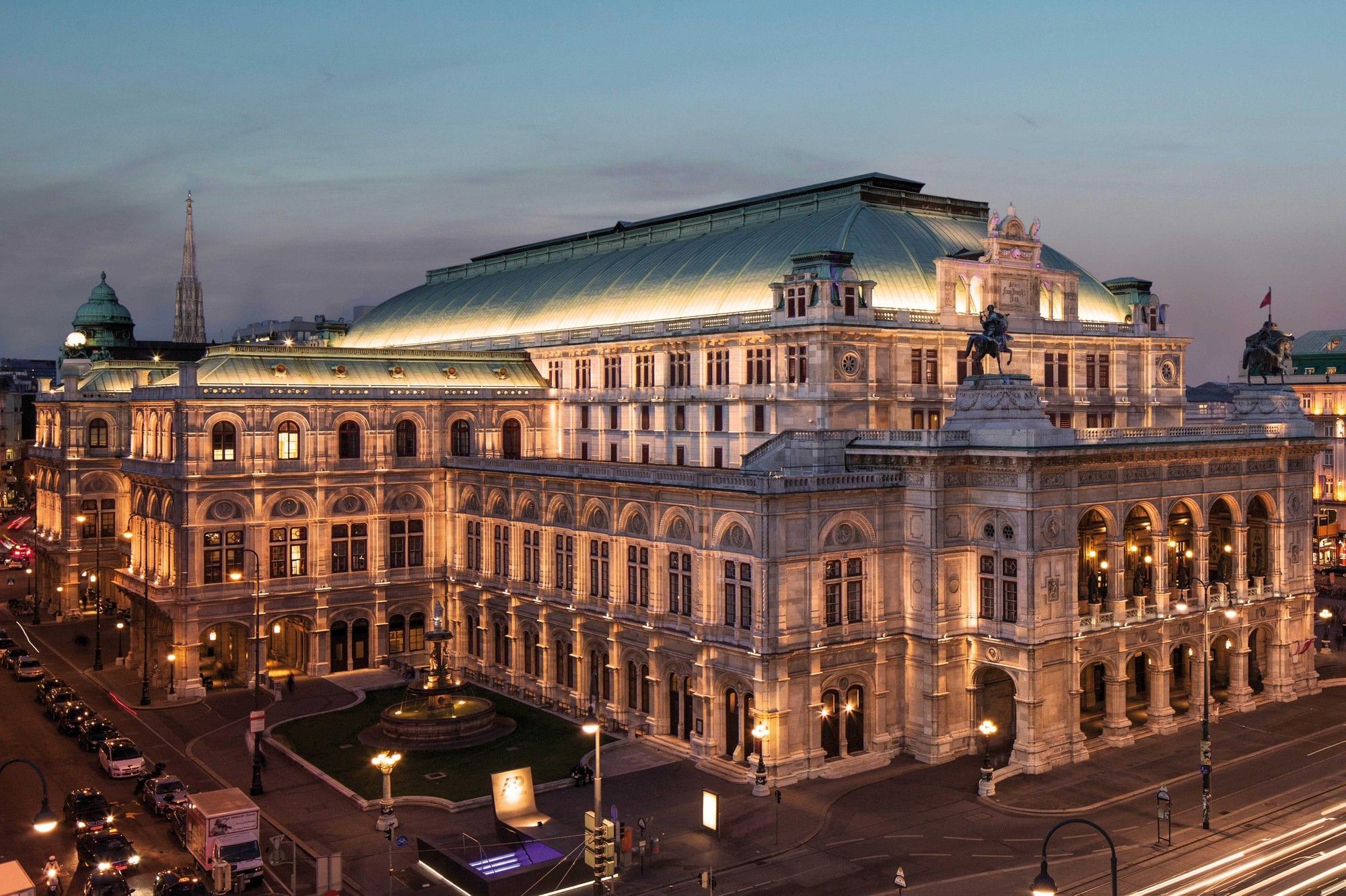 Der Graben in Wien mit der barocken Pestsäule, umgeben von historischen Gebäuden und Geschäften.