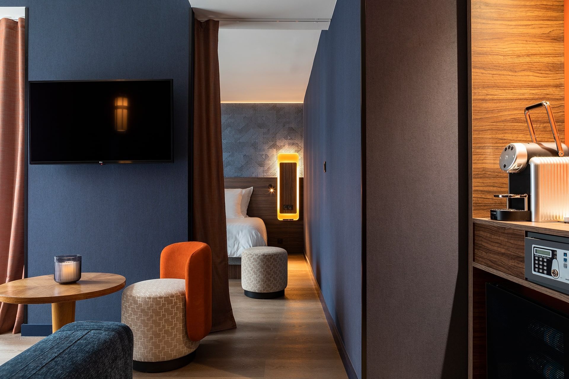 Coin salon avec TV dans la Suite Junior à l'Oceania Le Conti Brest