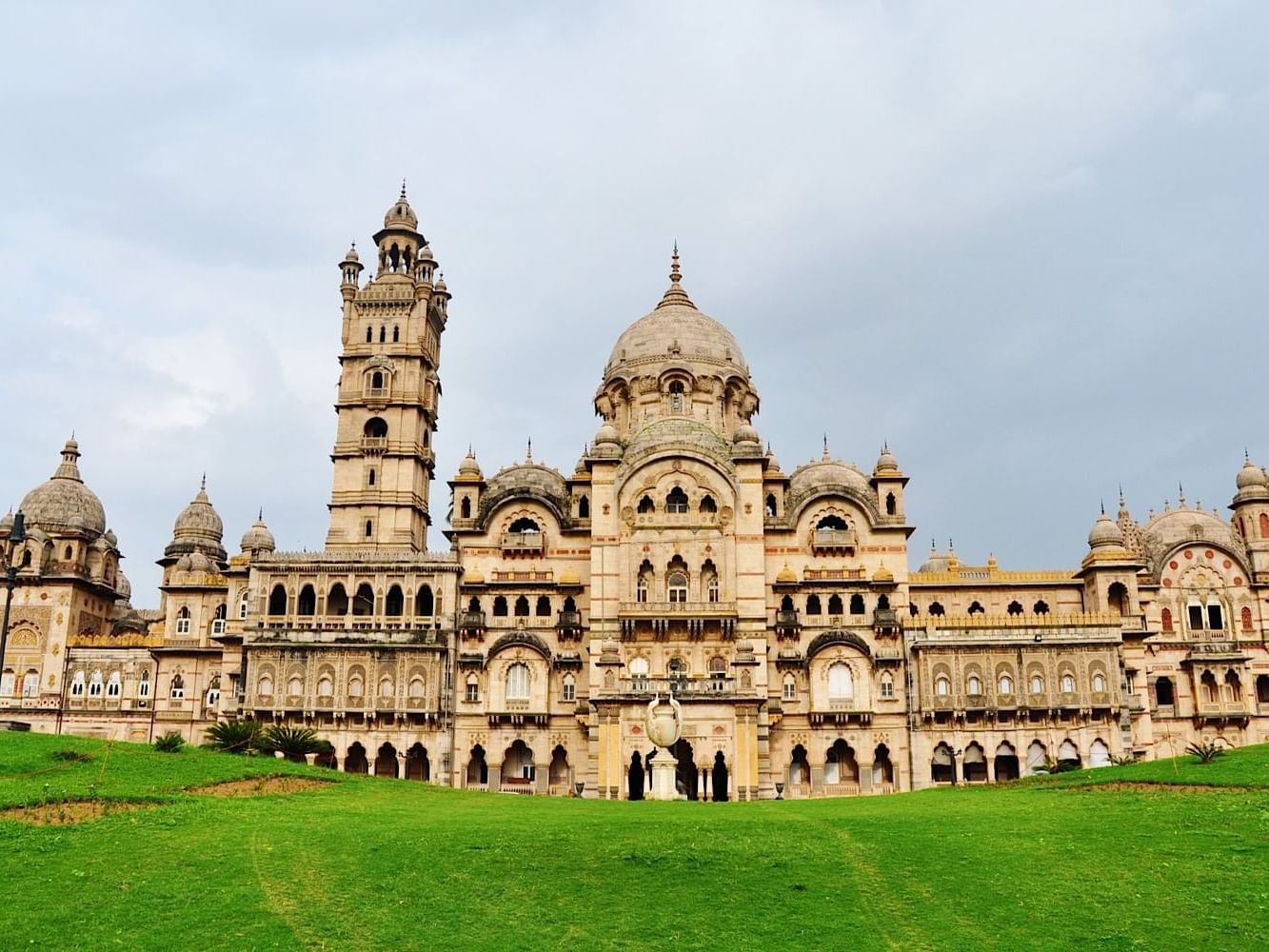 Front yard of Laxmi Vilas Palace near Eastin Hotels