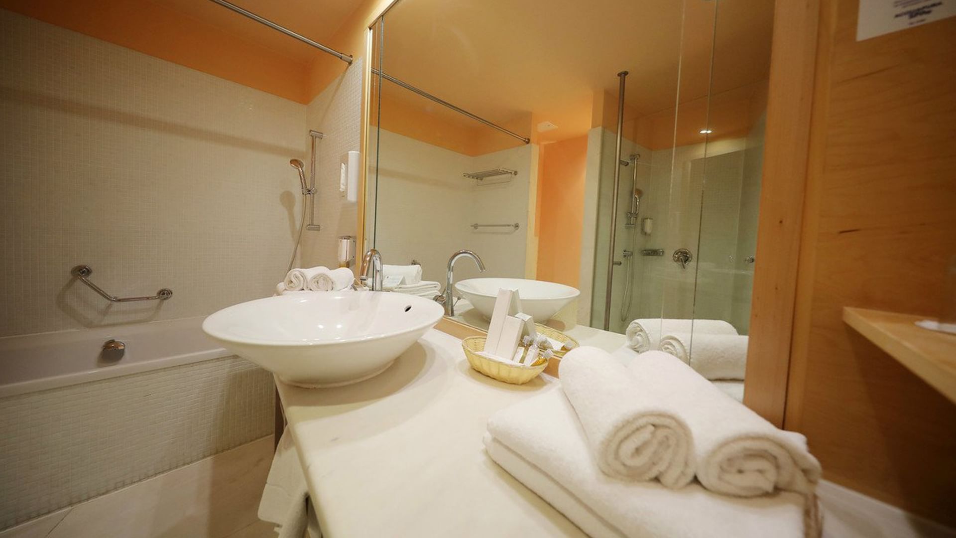 Bathroom vanity Standard Family Suite at Falkensteiner Hotels