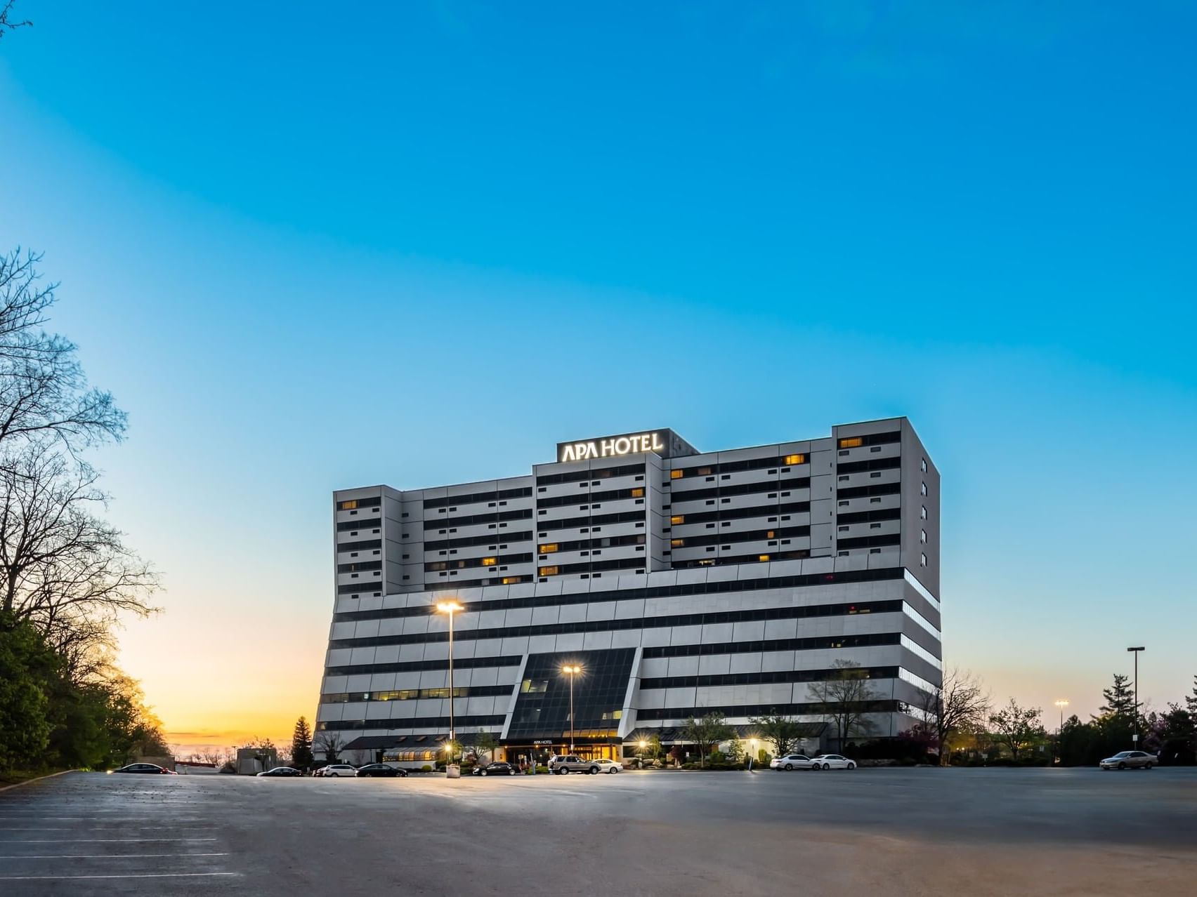 APA Hotel Woodbridge exterior with parking area