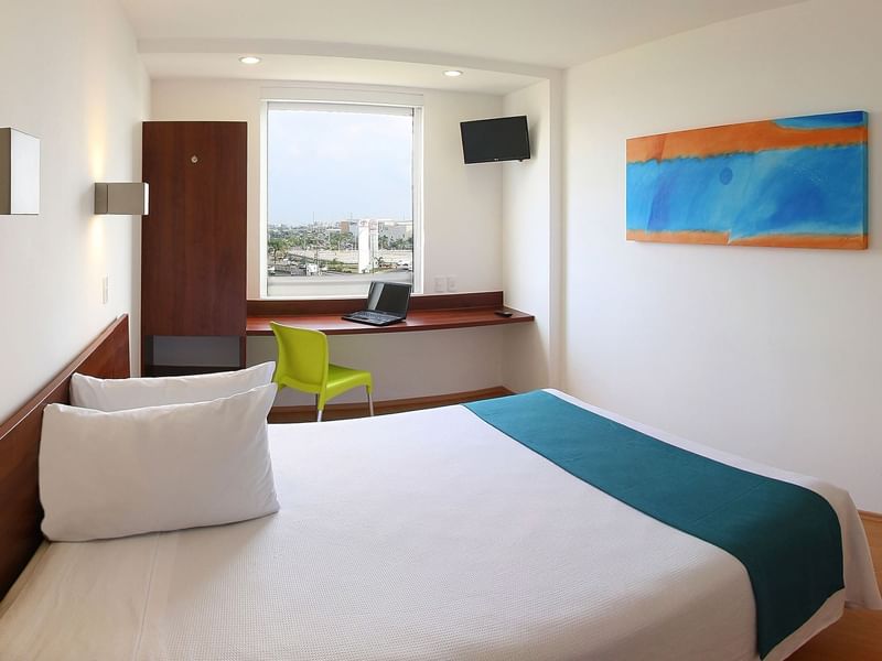 Habitación con cama doble, sala de estar y escritorio en One Hotels