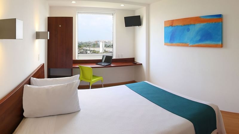 King bed in the Superior Room at One Saltillo Aeropuerto