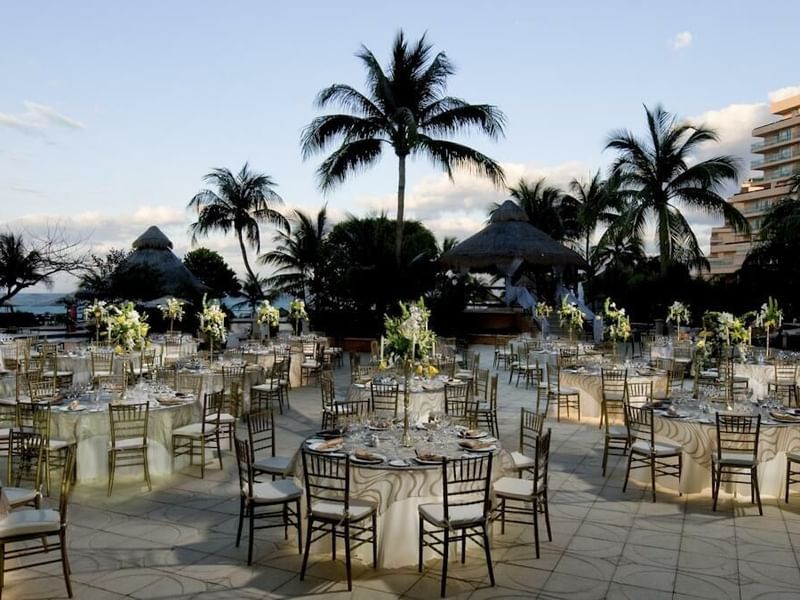 Table setup in an outdoor wedding at Grand Fiesta Americana