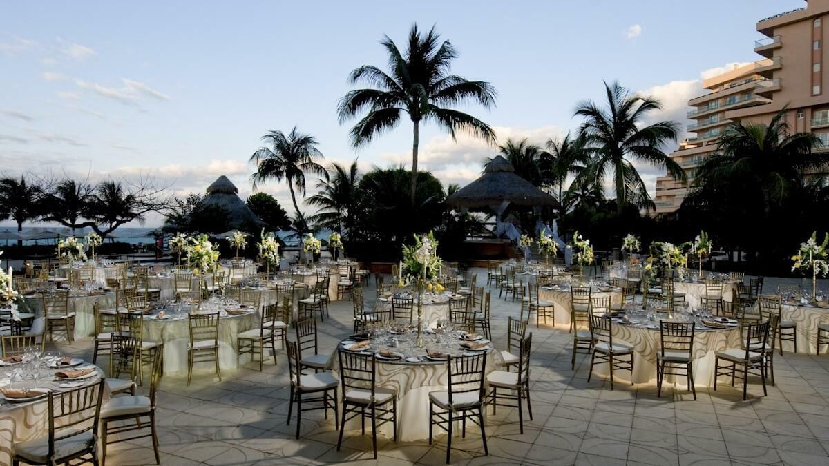 Table setup in an outdoor wedding at GFA Coral Beach Cancún