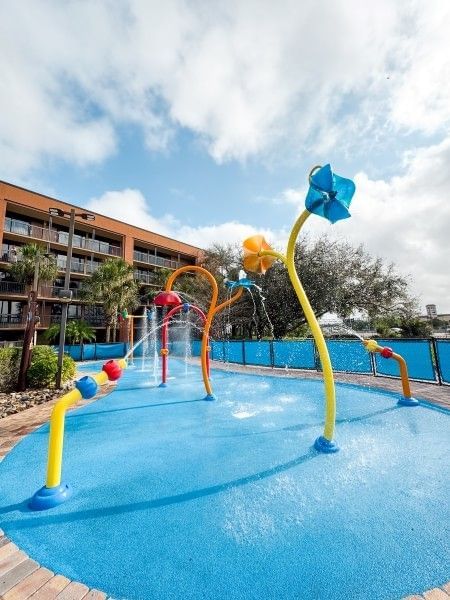 A sparkling blue splash pad at Rosen Inn Lake Buena Vista in Orlando, a family-friendly hotel near the Orange County Convention Center.