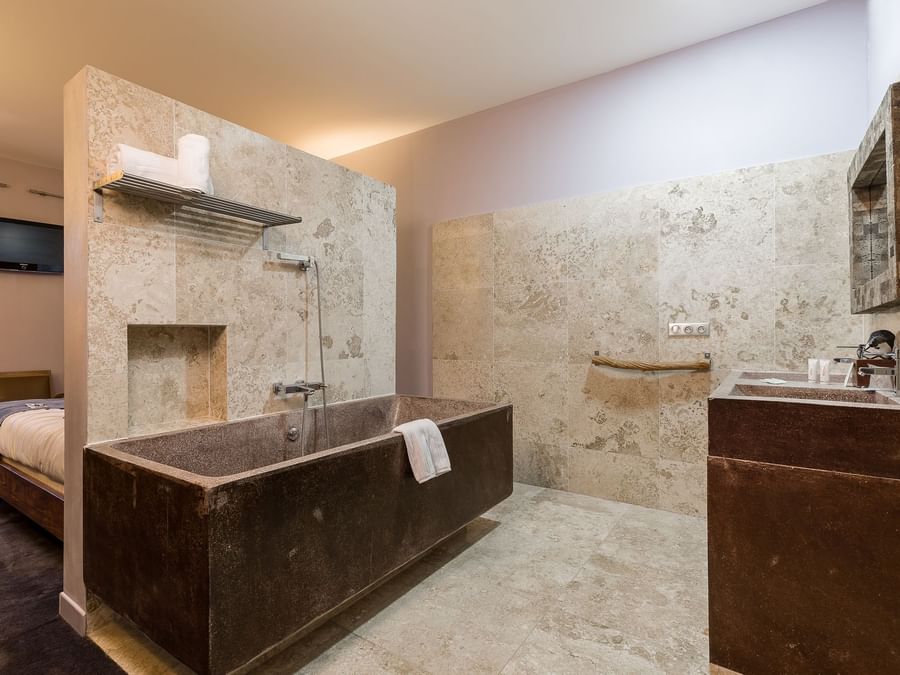 Bathroom interior in bedrooms at Hotel Disini Montpellier Est