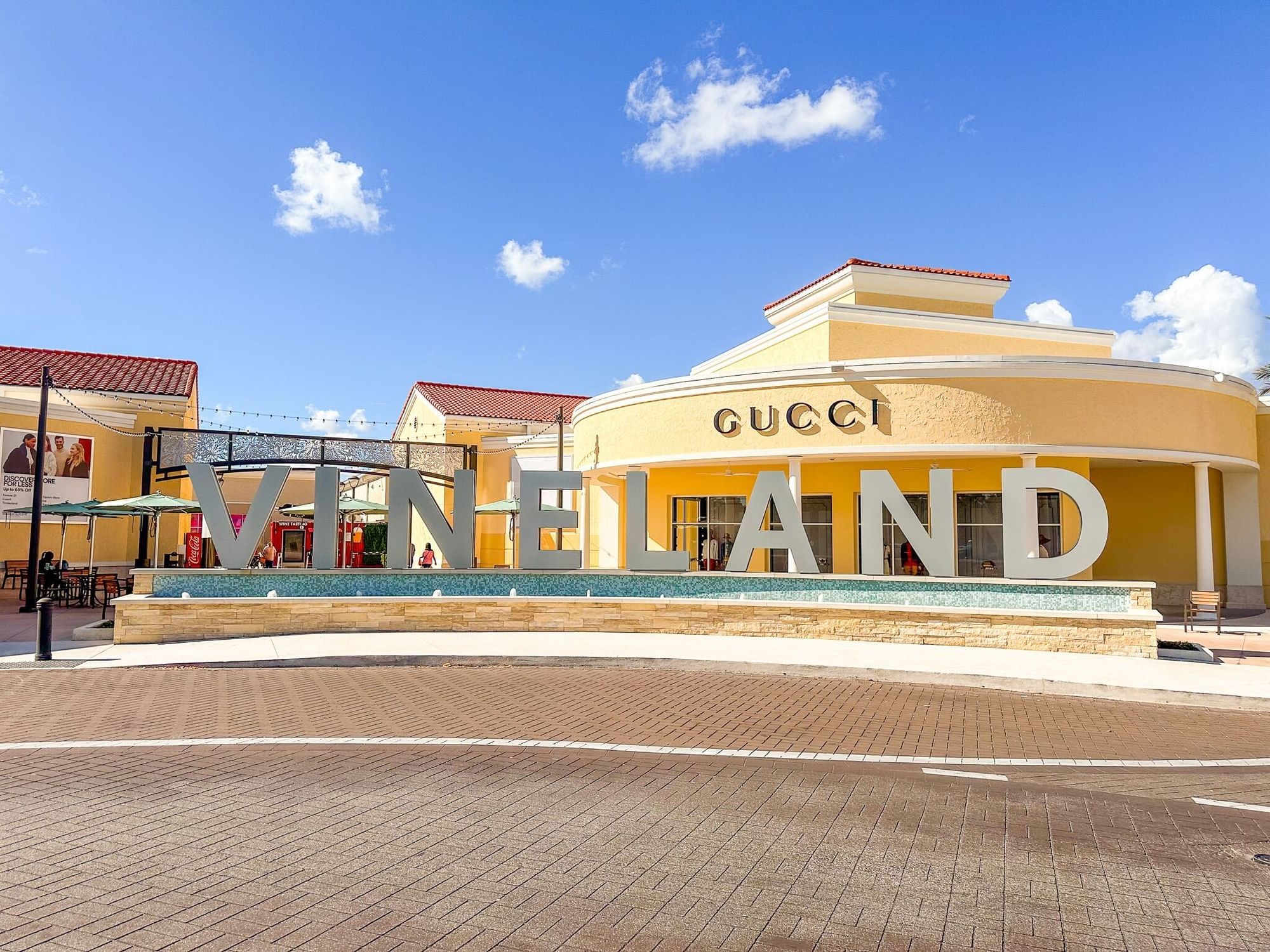 You can find the best deals on luxury brand names at the Orlando Vineland Premium Outlets during your Orlando holiday shopping this year. 