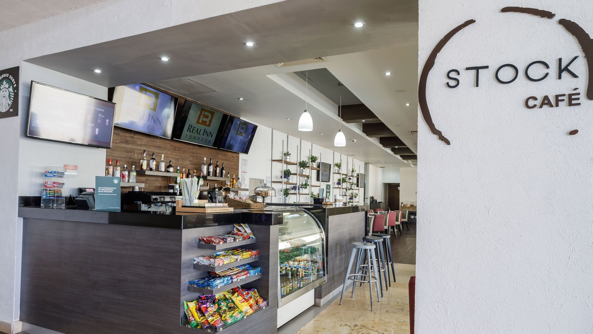 Kiosko bar offering snacks, drinks, and a modern seating area for hotel guests at Real Inn Torreon