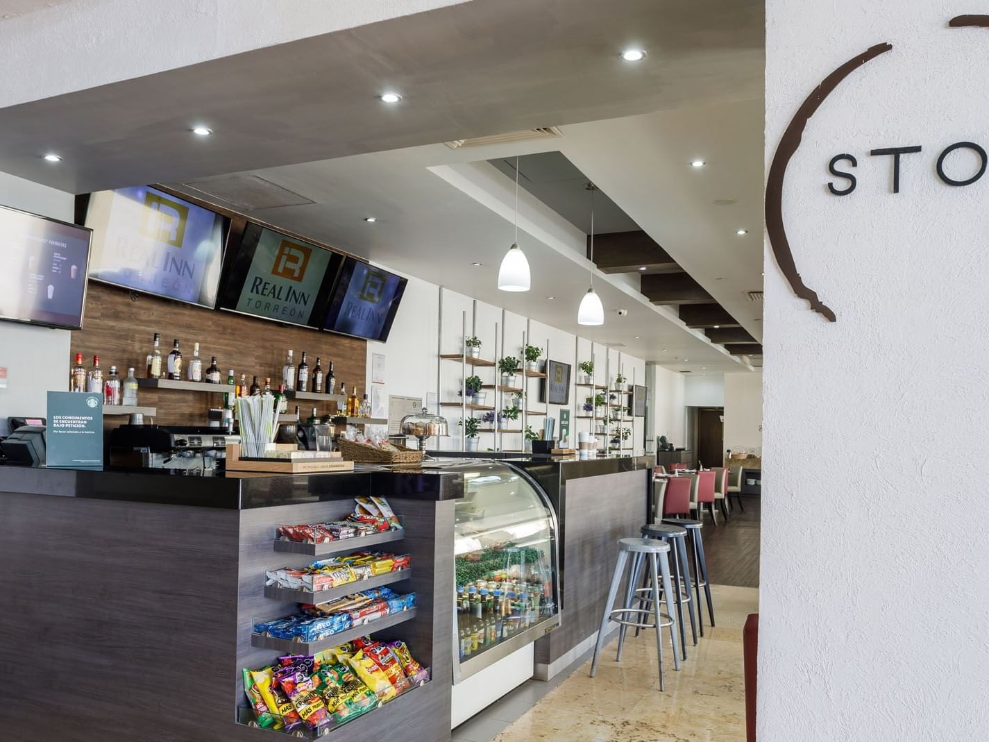 Kiosko bar offering snacks, drinks, and a modern seating area for hotel guests at Real Inn Torreon