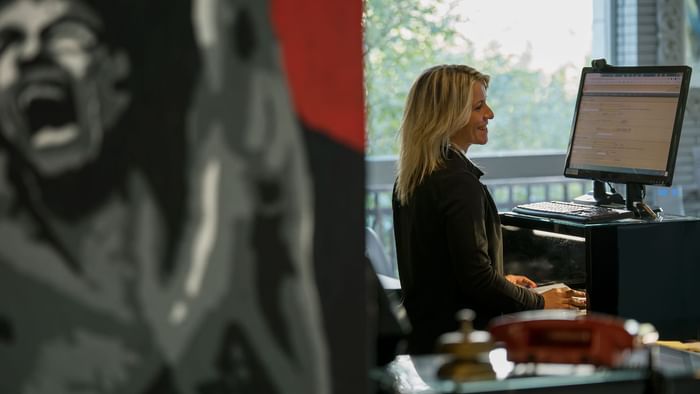 A receptionist at the reception desk in Arca Street Art Hotel