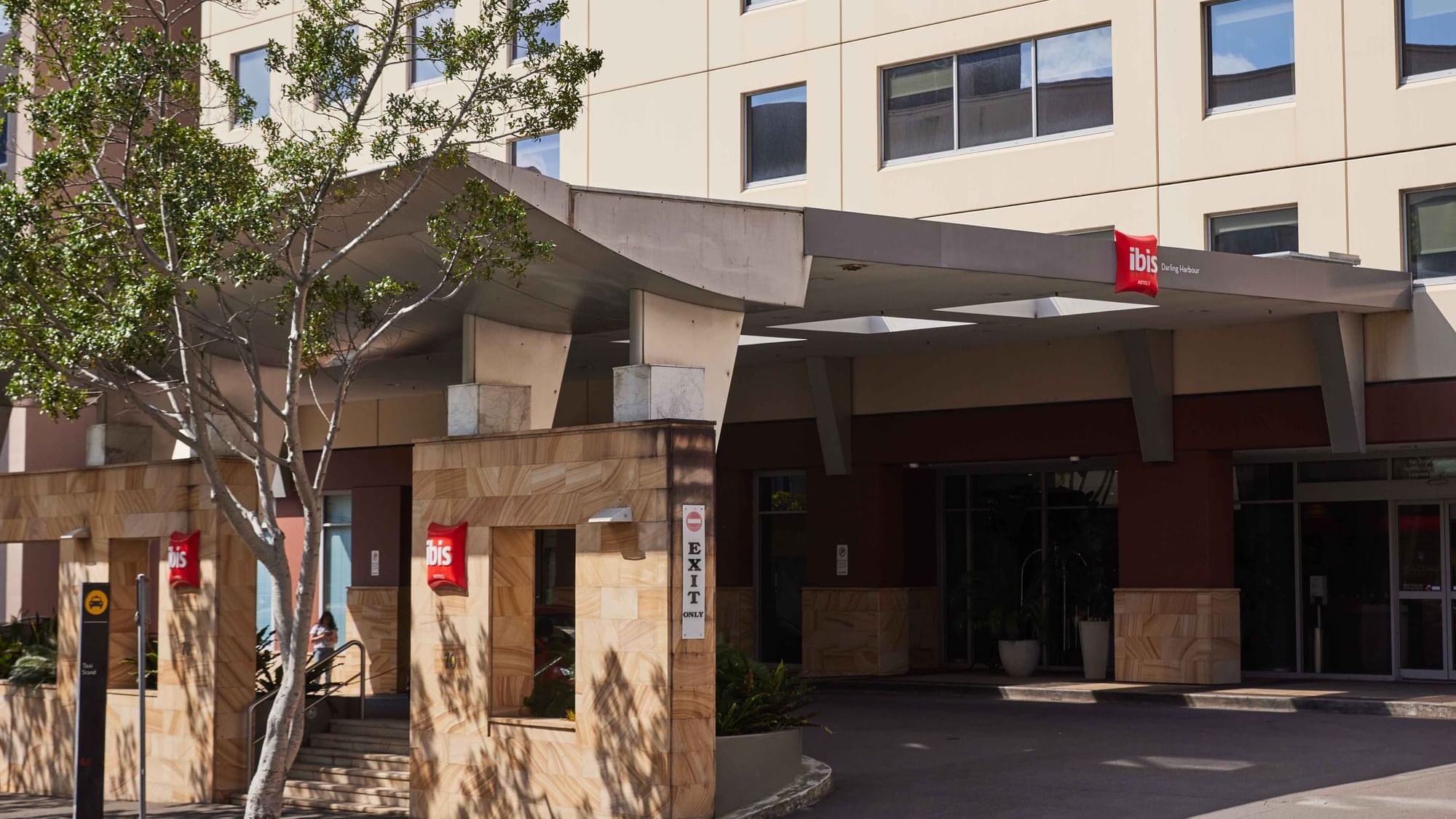 ibis Darling Harbour street entrance
