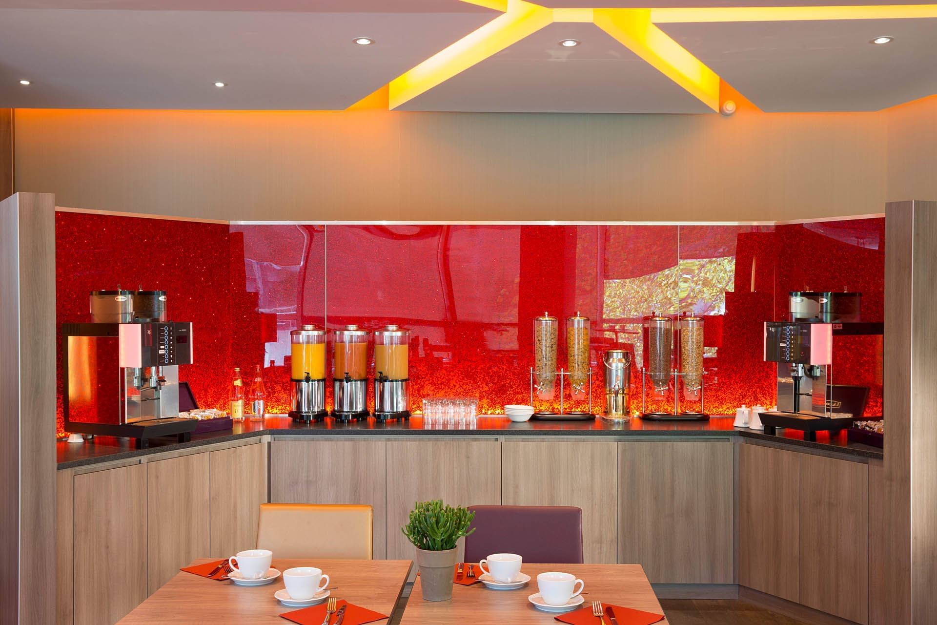 Buffet de petit-déjeuner dans le restaurant à Oceania Clermont-Ferrand