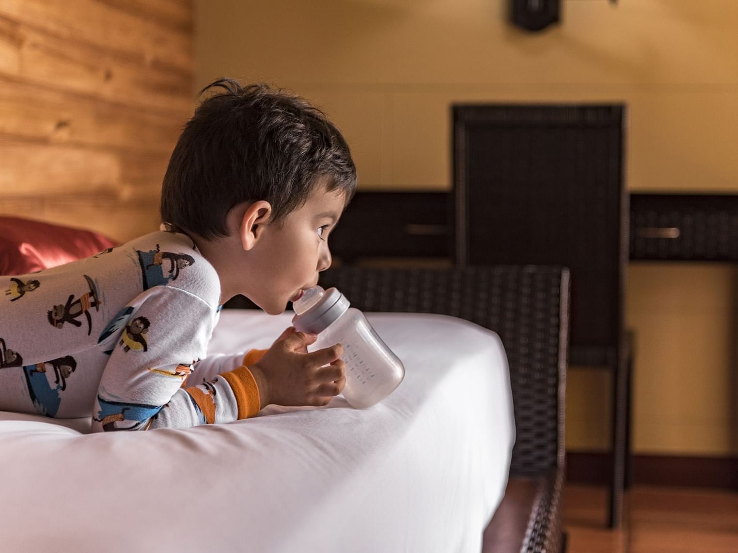 Niño acostado en la cama