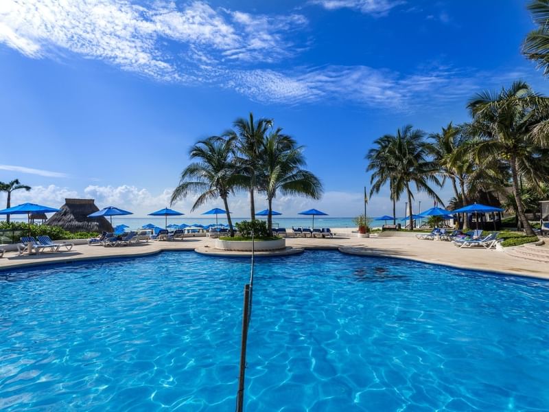 vista panoramica de la piscina del hotel The Reef Playacar
