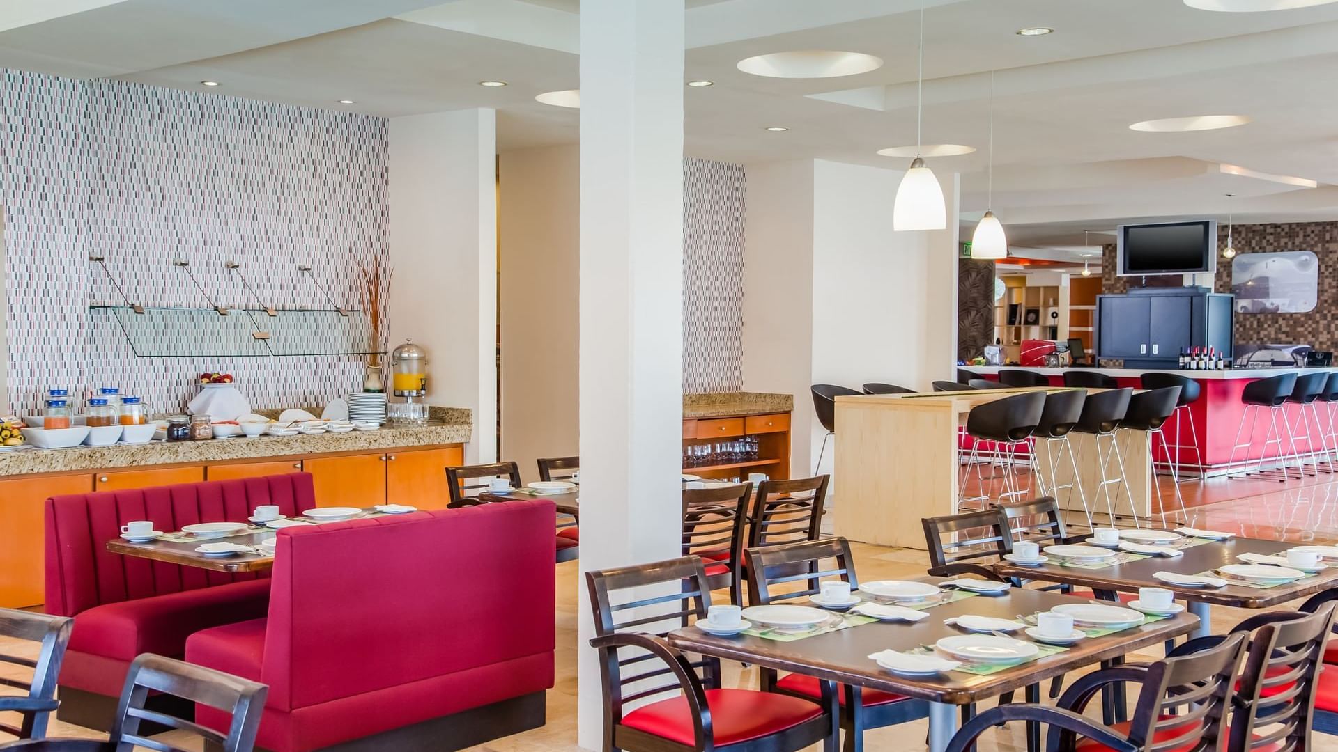 Interior of a restaurant at Fiesta Inn Monterrey Fundidora