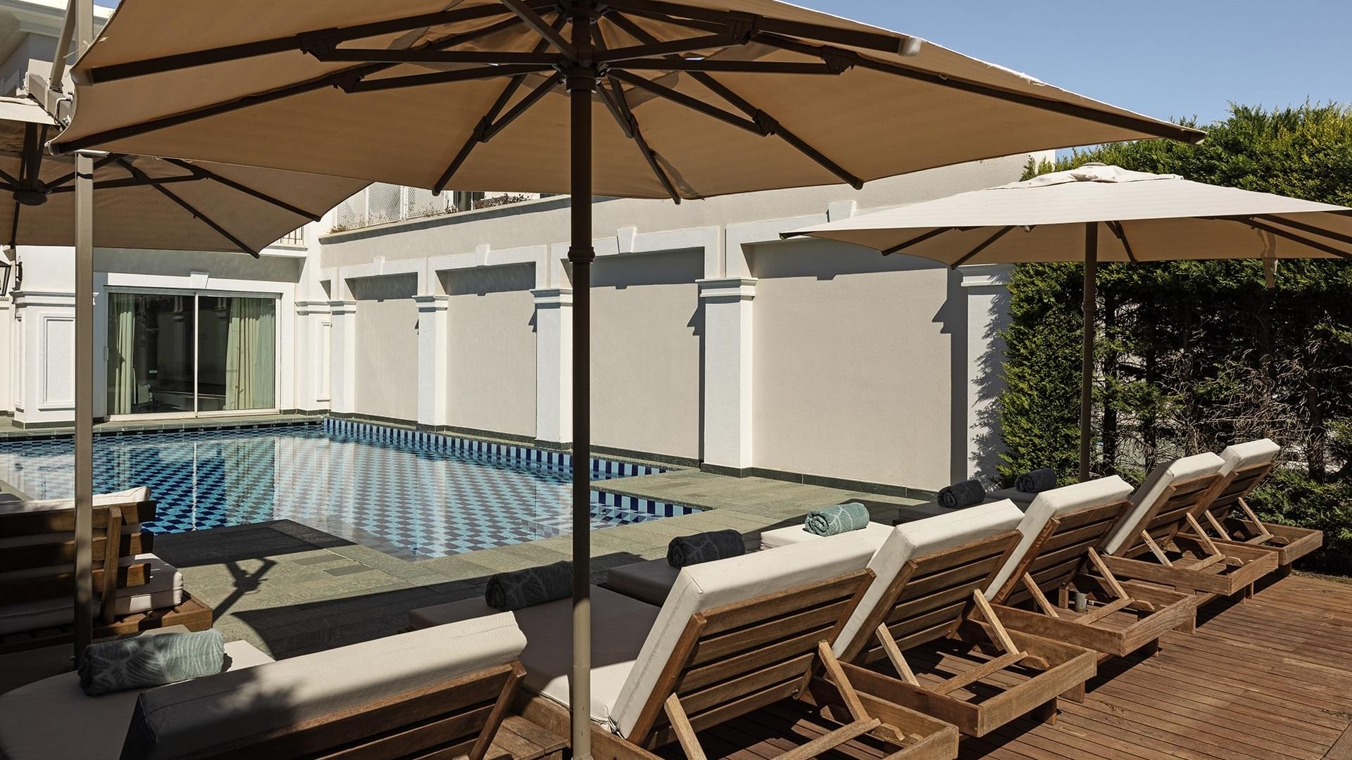 Antalya'daki Titanic Deluxe Golf Belek'in Lagoon Duplex Suite with Private Pool oda tipi havuz manzaralı özel bahçesi.