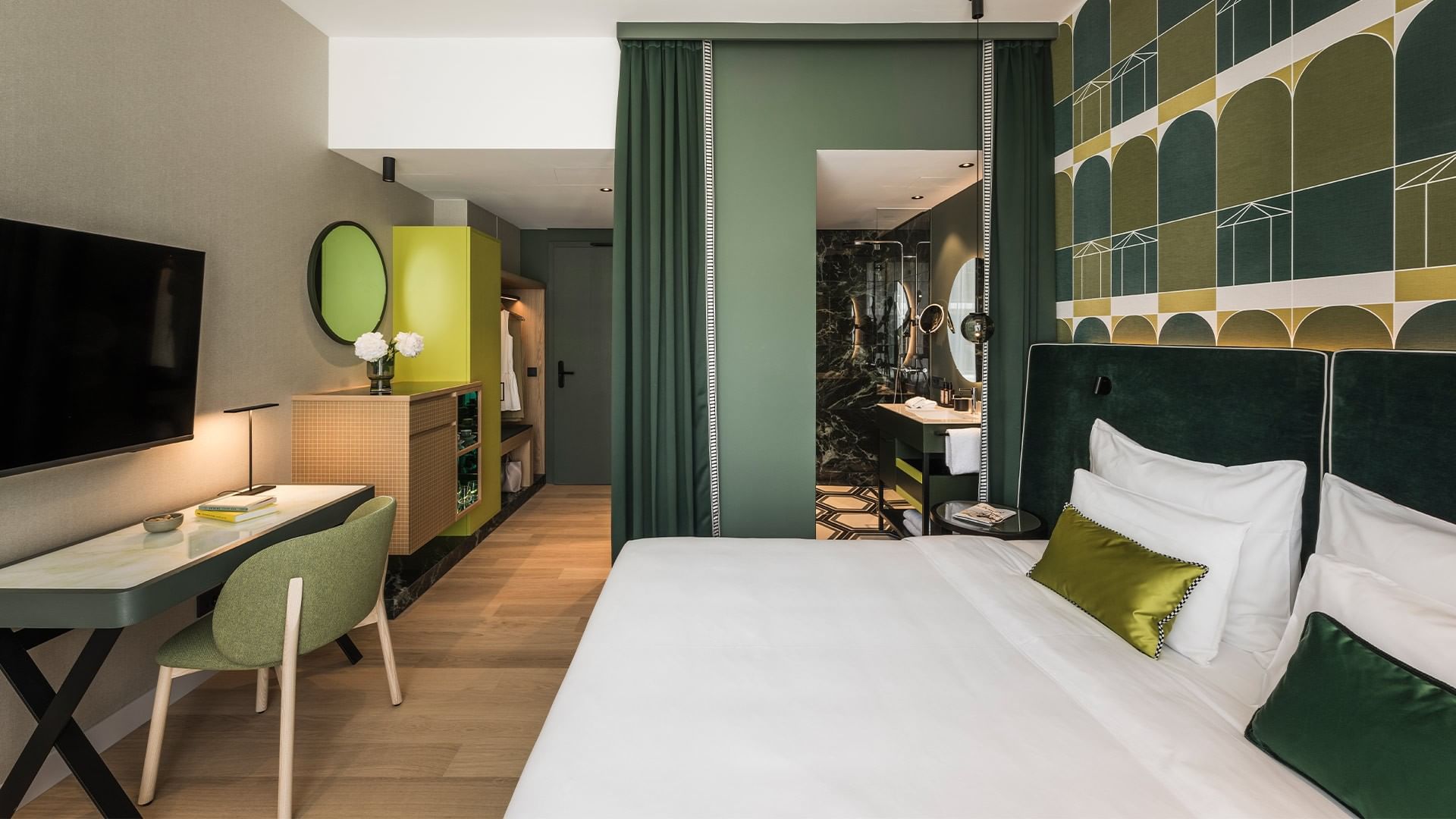 Suite Waltherpark moderna e spaziosa con letto grande e bagno privato al Falkensteiner Hotel Bozen WaltherPark di Bolzano.