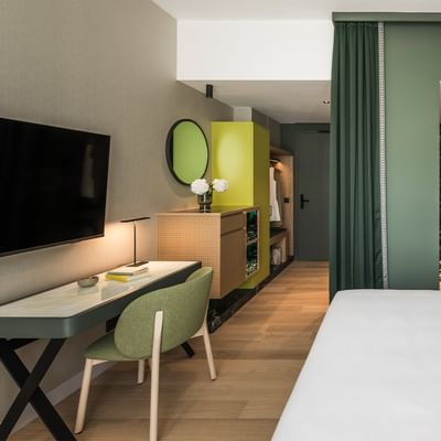 Suite Waltherpark moderna e spaziosa con letto grande e bagno privato al Falkensteiner Hotel Bozen WaltherPark di Bolzano.