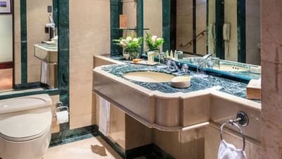 Bathroom with mirror & basin at Hotel Plaza San Francisco