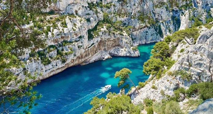 Eau bleue de Cannes entourée de falaises dans le Parc National des Calanques près des Hôtels Oceania