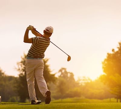 A man playing golf at the golf course in Mundo Imperial