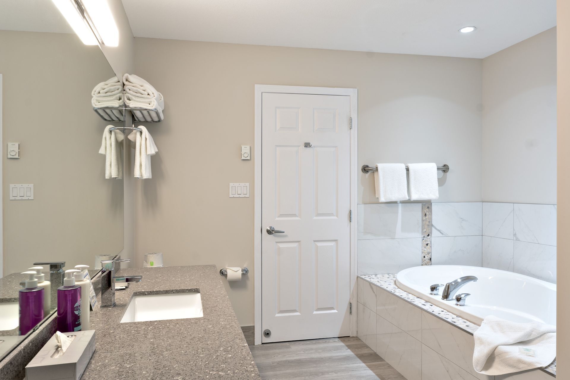 Coast Osoyoos Beach Hotel - Penthouse Suite Bathroom