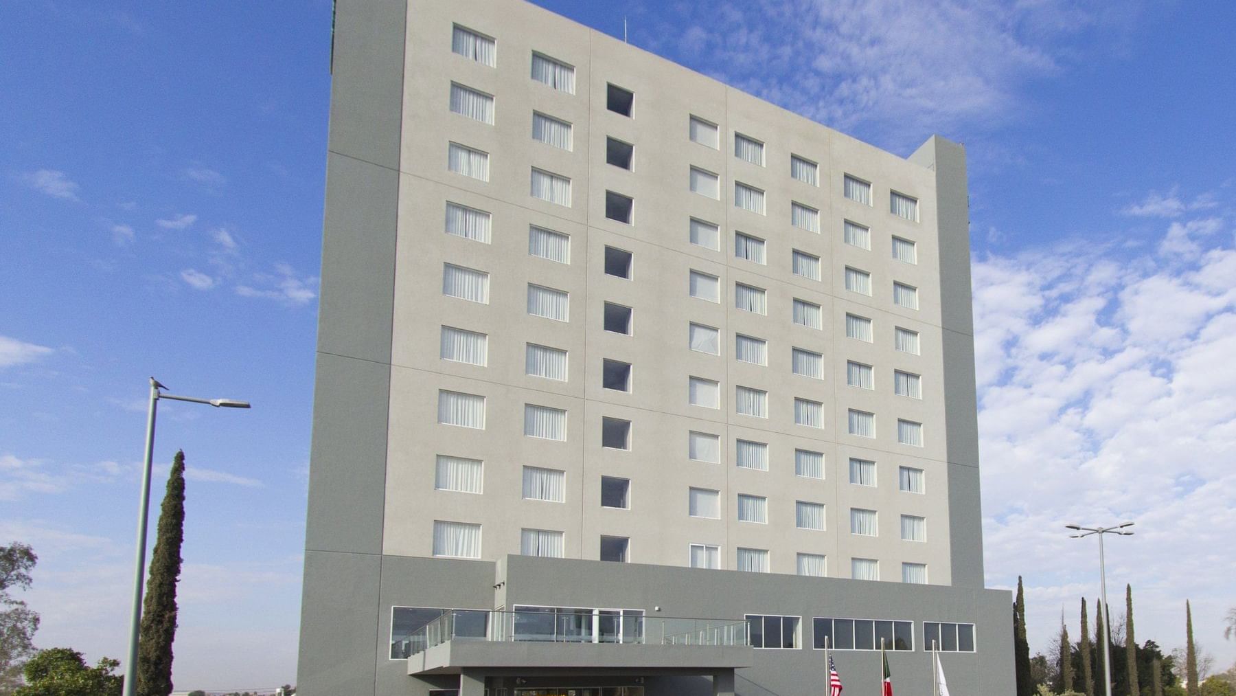Facade exterior view of Fiesta Inn Suites Aeropuerto del Bajío