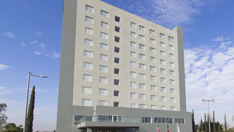 Facade exterior view of Fiesta Inn Suites Aeropuerto del Bajío