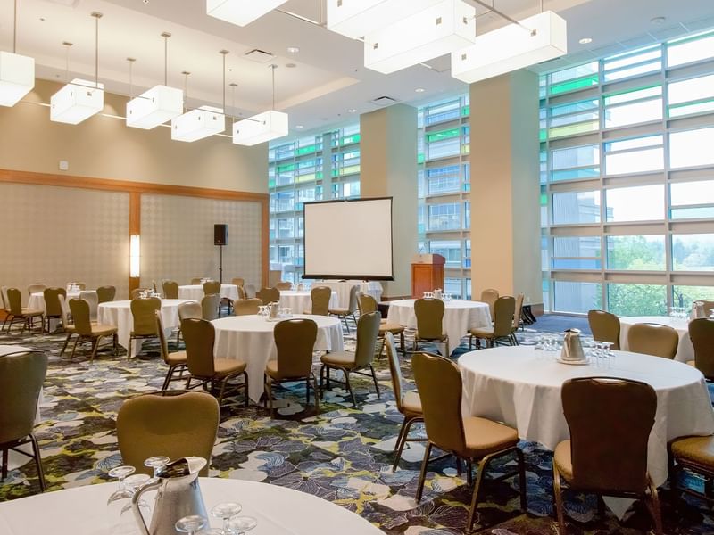 Meeting room with chairs, tables and projector