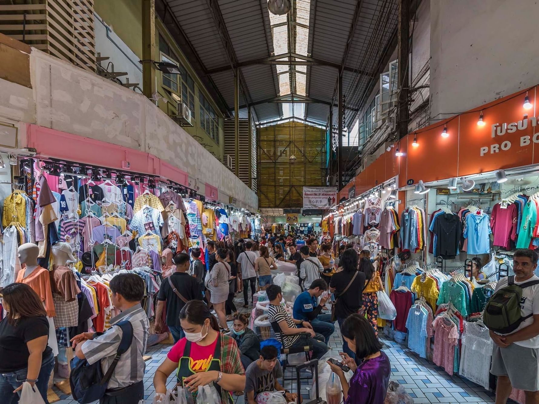 People shopping in Pratunam Market near Chatrium Grand Bangkok