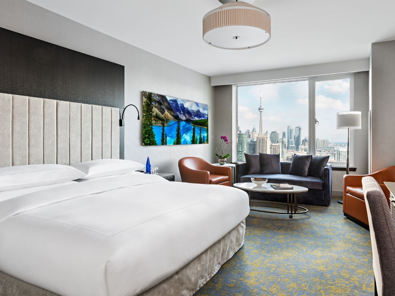 1 King bed with view of CN tower