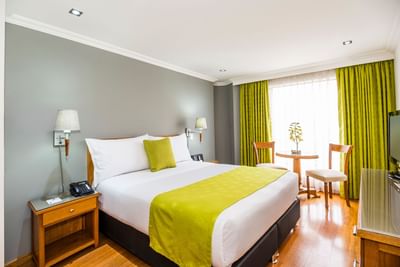 habitacion con cama doble y escritorio moderna