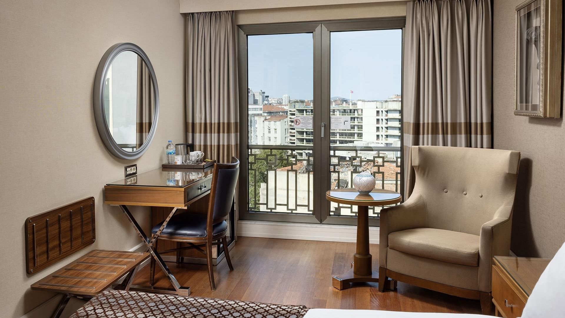 Titanic City Taksim’deki balkonlu ve şehir manzaralı Superior oda, mobilyalar ve dekorla donatılmış.