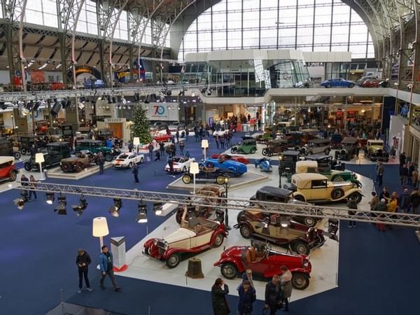 Vue intérieure d'Autoworld près de l'Hôtel Brussels