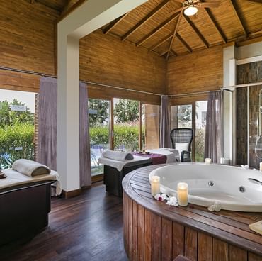 Spa Suite — приватный спа-опыт с джакузи и тропическим видом в Titanic Deluxe Golf Belek.
