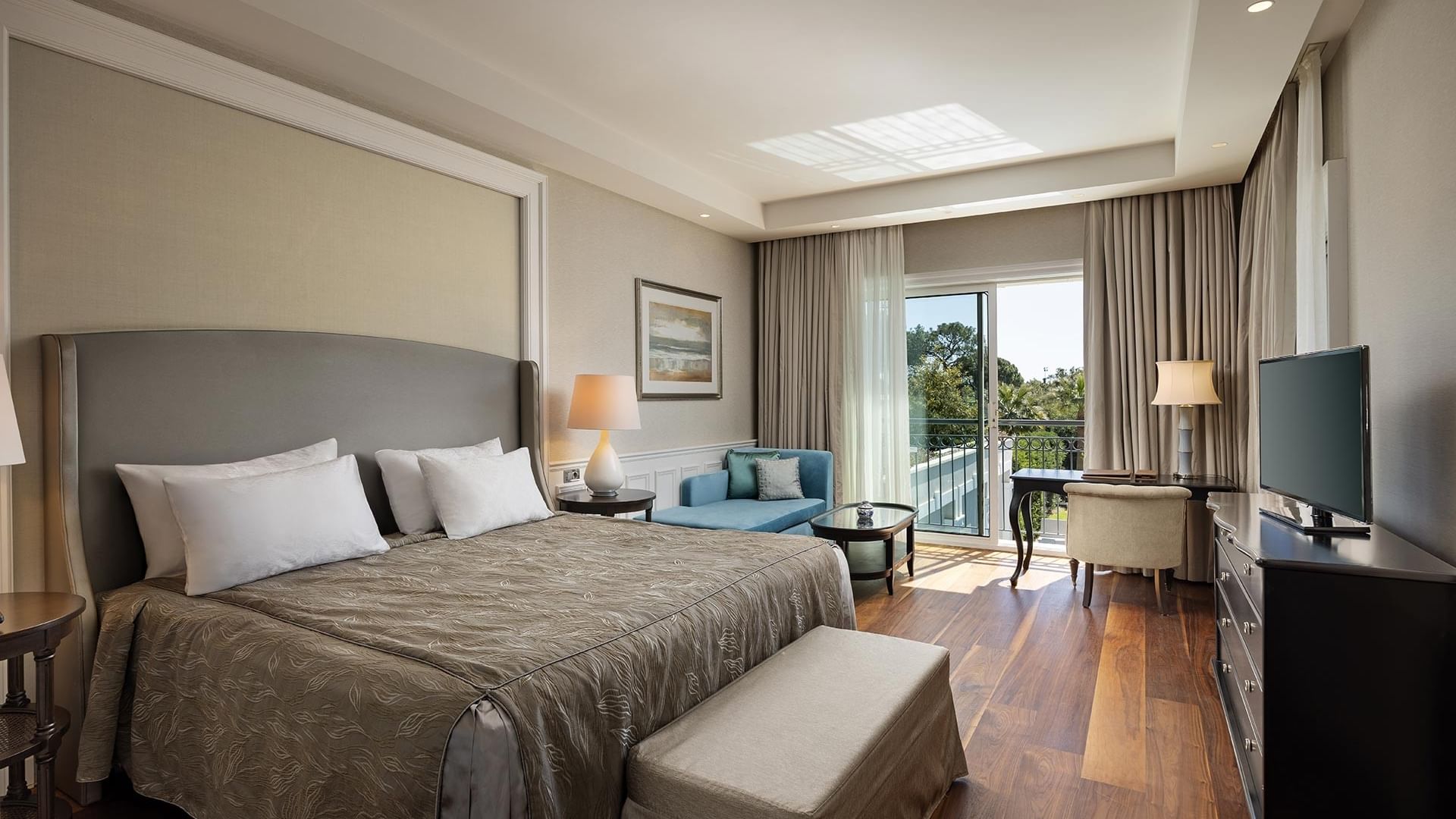 Роскошная спальня Exclusive Pool Villa с видом на бассейн в отеле Titanic Deluxe Golf Belek в Анталии.