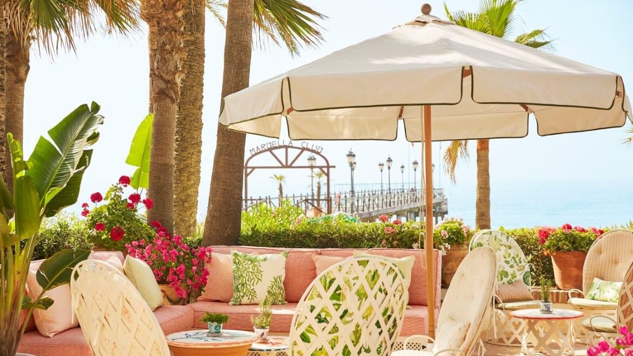 mesa con vistas al pantalán y al mar en el Beach Club del hotel Marbella Club