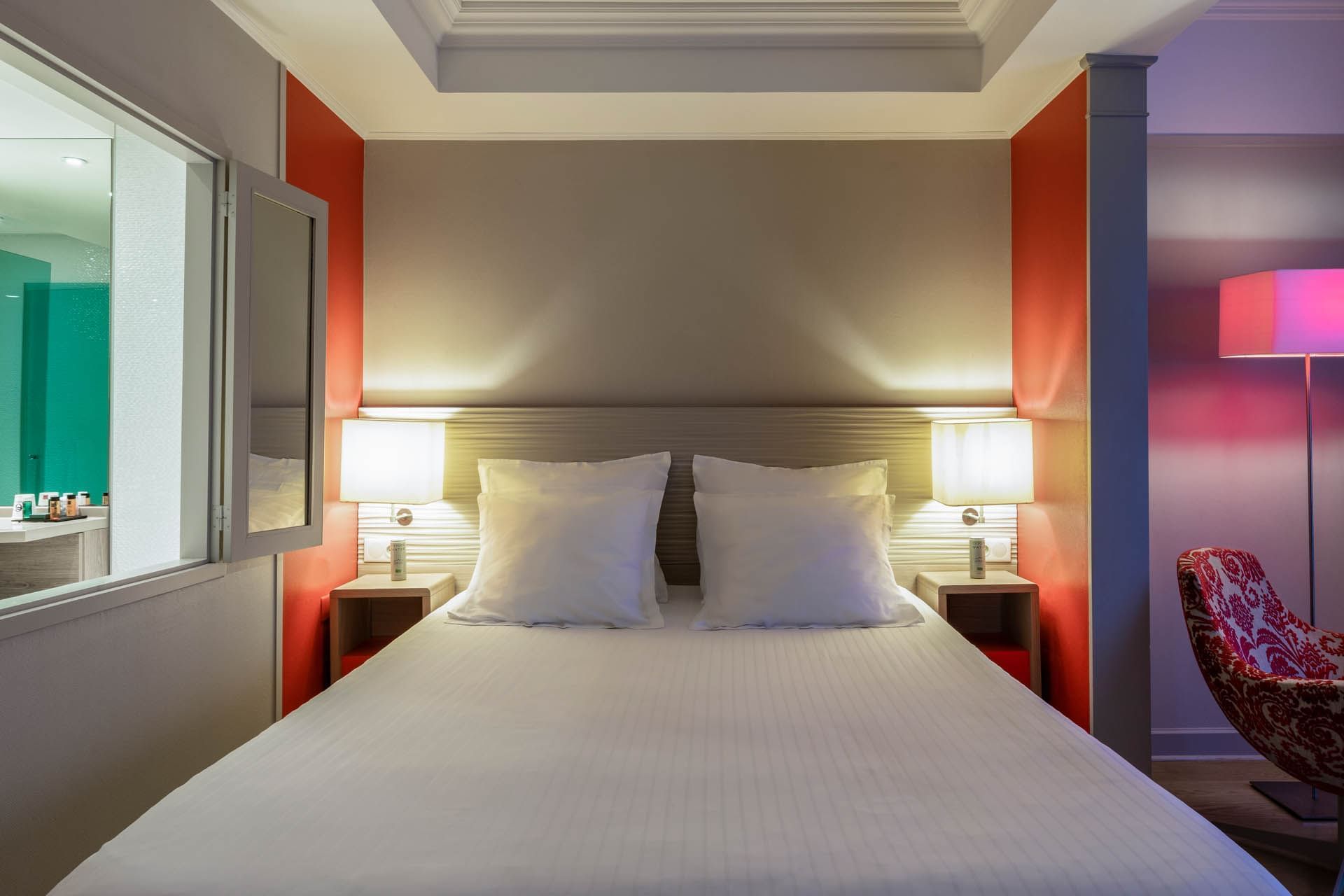 Lit confortable dans une Suite à l'Oceania L'Univers Tours