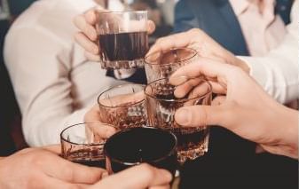 Collage du guide ultime pour un week-end de mariage mettant en vedette les mariés à l'hôtel X Toronto