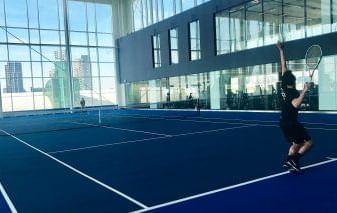 Collage du guide ultime pour un week-end de mariage mettant en vedette les mariés à l'hôtel X Toronto