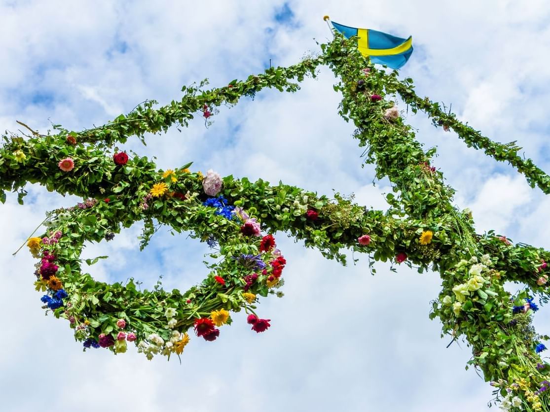https://image-tc.galaxy.tf/wijpeg-4vs7d6hdthtzble1bzntjgw4/midsommar_standard.jpg?crop=70%2C0%2C1115%2C836
