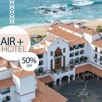 Vista aérea de un hotel junto al mar con un descuento del 50% en la esquina superior izquierda.