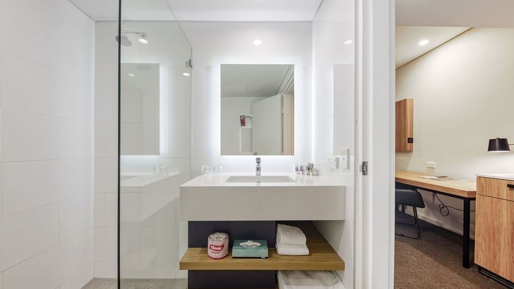 Bathroom of Superior Room at Mercure Penrith Hotel