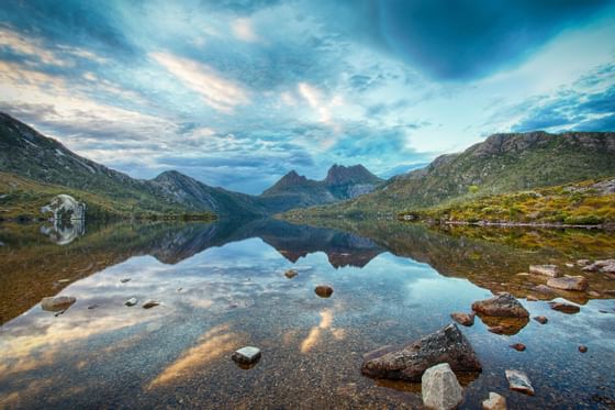 Dove lake surrounded by mountains near Cradle Mountain Hotel