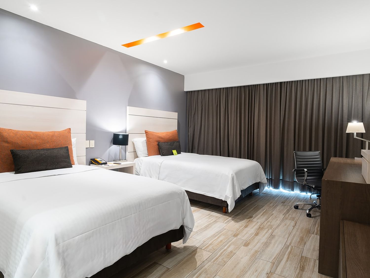 Habitación de lujo con dos camas dobles en Real Inn Perinorte en Tlalnepantla.