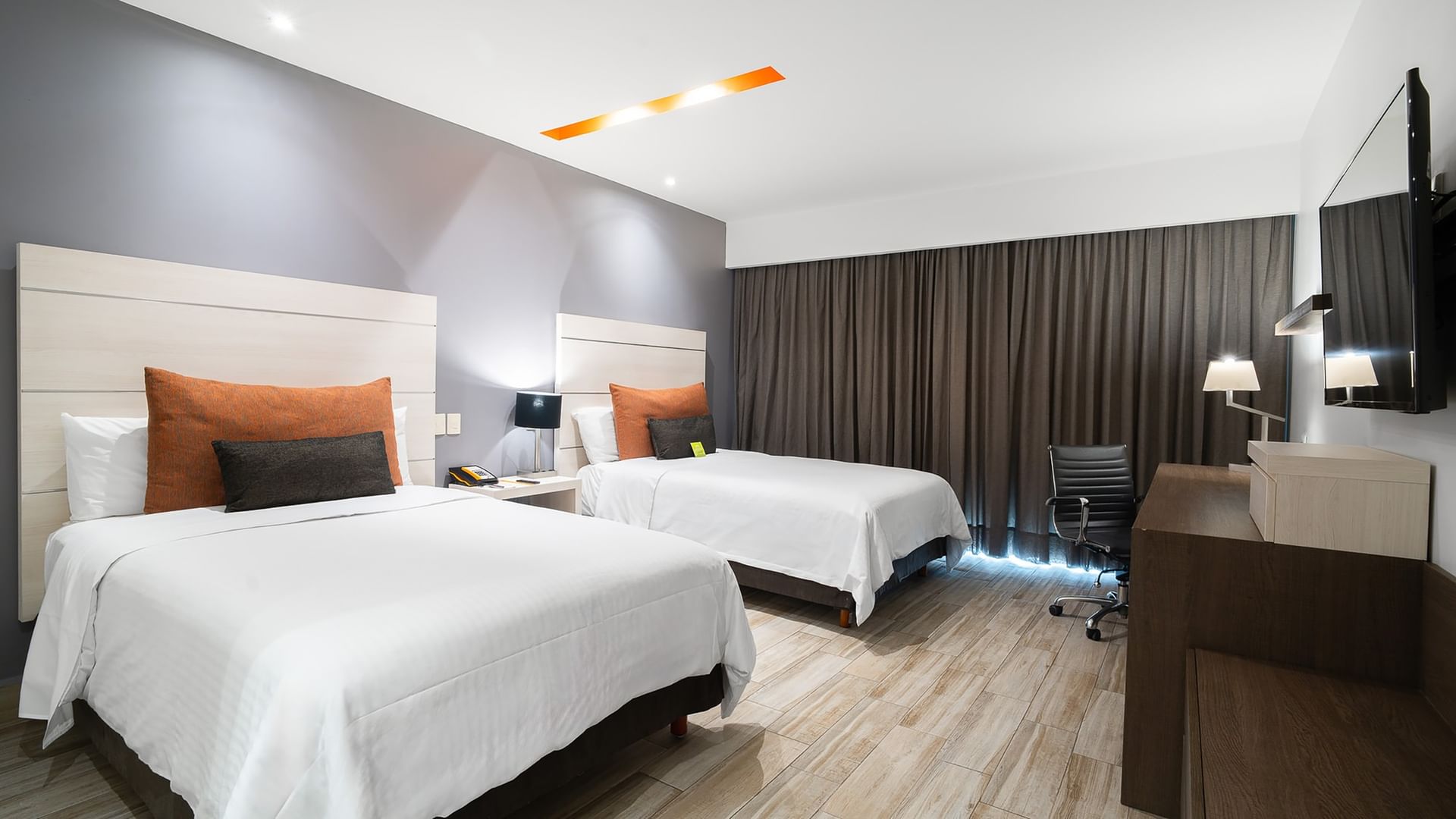 Habitación de lujo con dos camas dobles en Real Inn Perinorte en Tlalnepantla.