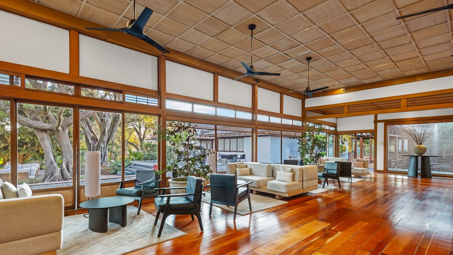 Lounge area with wooden floors, large windows, and furniture at Grand Fiesta Americana Sumiya Cuernavaca.
